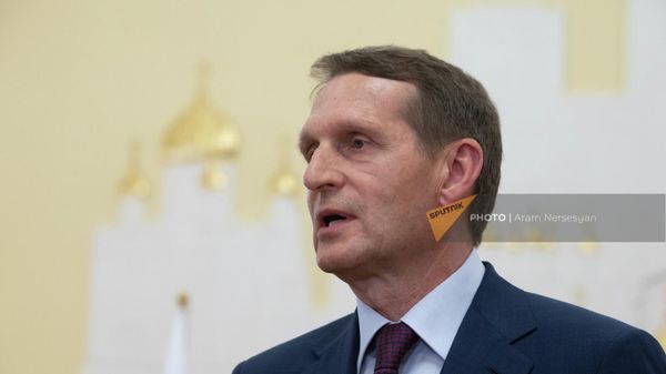 Директор Службы внешней разведки России Сергей Нарышкин в посольстве РФ в Армении (18 июля 2022). Еревaн - Sputnik Արմենիա