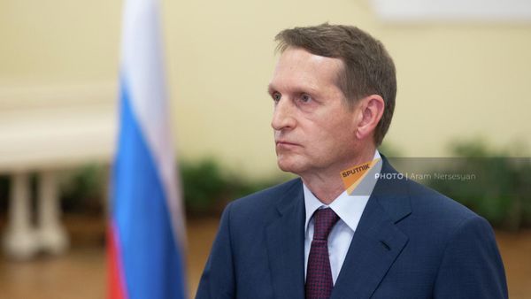 Директор Службы внешней разведки России Сергей Нарышкин в посольстве РФ в Армении (18 июля 2022). Еревaн - Sputnik Армения