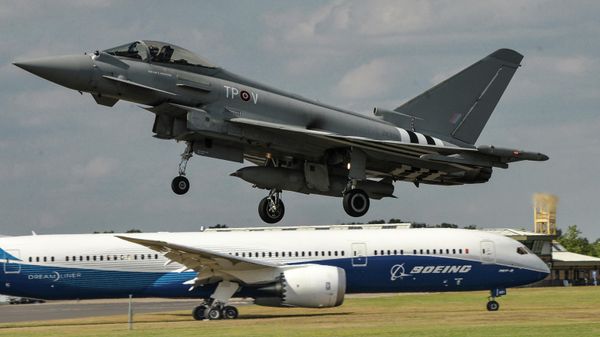 Многоцелевой истребитель Eurofighter Typhoon FGR.4 и пассажирский самолет Boeing 787-9 Dreamliner - Sputnik Армения