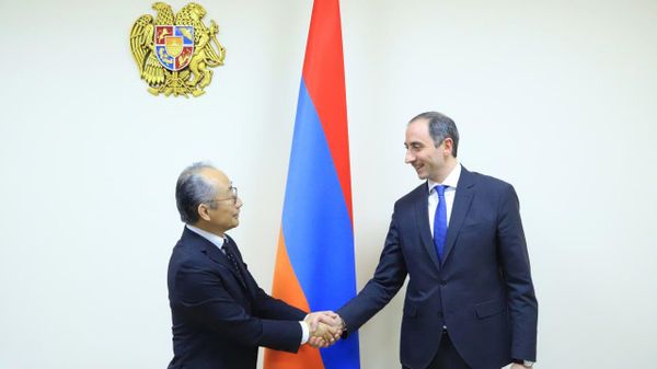 Министр высокотехнологичной промышленности Роберт Хачатрян принял делегацию компании Мицубиси Хэви Индастриз Россия во главе с генеральным директором Ясуси Какицука (19 июля 2022). Еревaн - Sputnik Армения