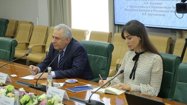 Встреча посла Армении в РФ Вагаршака Арутюняна и заместителя председателя Совета Федерации РФ Константина Косачева (20 июля 2022). Москва - Sputnik Армения