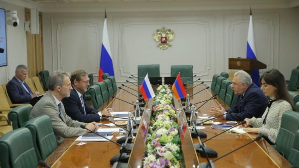 Վաղարշակ Հարությունյանը հանդիպել է Դաշնության խորհրդի փոխնախագահ Կոնստանտին Կոսաչովի հետ - Sputnik Արմենիա
