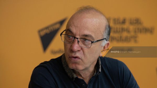 Пресс-конференция доктора экономичес­ких наук, профессора, руководителя иссле­довательского центра Альтернатива Тату­ла Манасеряна (21 июля 2022). Еревaн - Sputnik Армения