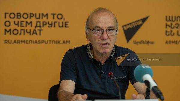Пресс-конференция доктора экономичес­ких наук, профессора, руководителя иссле­довательского центра Альтернатива Тату­ла Манасеряна (21 июля 2022). Еревaн - Sputnik Армения