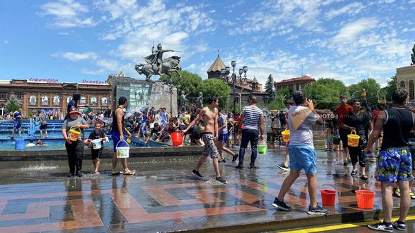 Гюмрийсцы и гости города празднуют Вардавар (24 июля 2022). Гюмри - Sputnik Армения