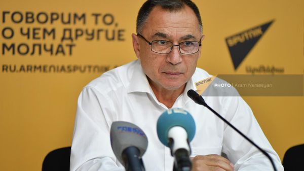 Пресс-конференция заместителя директора Центра оценки и тестирования МОНКС Каро Насибяна (25 июля 2022). Еревaн - Sputnik Армения