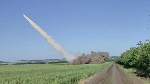 Расчёты РСЗО «Смерч» в ходе спецоперации нанесли ракетный удар 300-мм реактивными снарядами по позициям и полевому складу националистов - Sputnik Армения