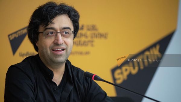 Главный дирижер Лейпцигского симфонического оркестра Рубен Казарян на пресс-конференции в мультимедийном пресс-центре Sputnik (28 июля 2022). Еревaн - Sputnik Армения