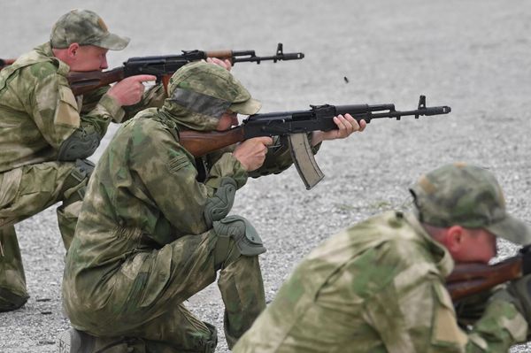 Добровольцы стреляют из автоматов Калашникова на базе центра подготовки спецназа в Гудермесе - Sputnik Армения