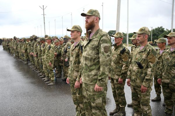 Добровольцы на построении в палаточном лагере на базе Российского университета спецназа в Гудермесе - Sputnik Армения