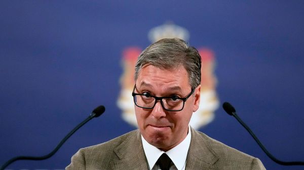 Президент Сербии Александр Вучич выступает на пресс-конференции после переговоров с посланником ЕС на переговорах по нормализации отношений между Сербией и Косово (29 июня 2022). Белград - Sputnik Армения