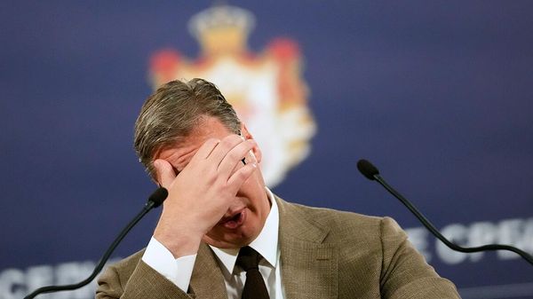 Президент Сербии Александр Вучич выступает на пресс-конференции после переговоров с посланником ЕС на переговорах по нормализации отношений между Сербией и Косово (29 июня 2022). Белград - Sputnik Армения