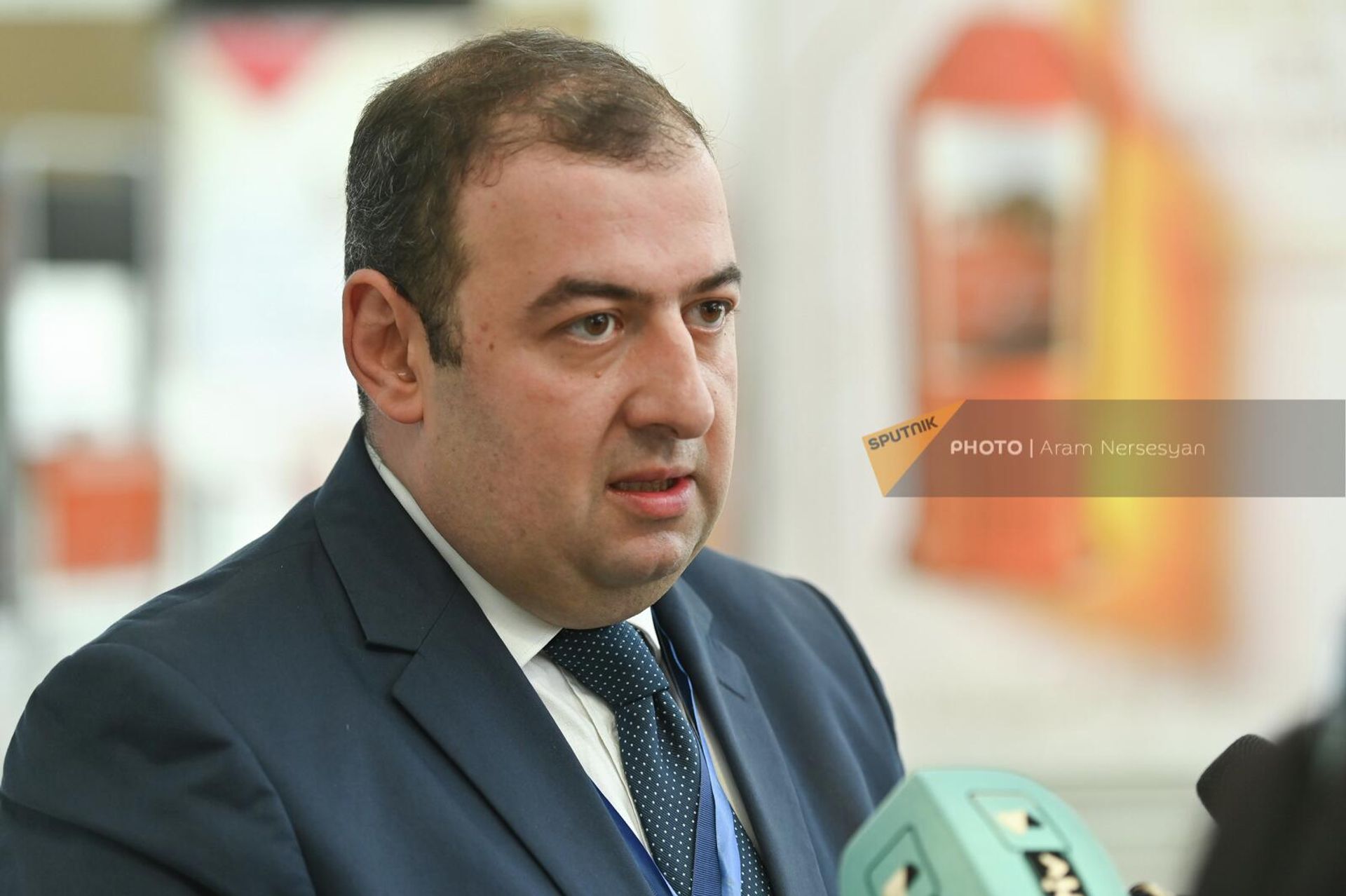 Председатель правления авиакомпании FlyOne Armenia Арам Ананян в зале вылета международного аэропорта Звартноц (2 августа 2022). Еревaн Председатель правления авиакомпании FlyOne Armenia Арам Ананян в зале вылета международного аэропорта Звартноц (2 августа 2022). Еревaн - Sputnik Армения, 1920, 02.08.2022
