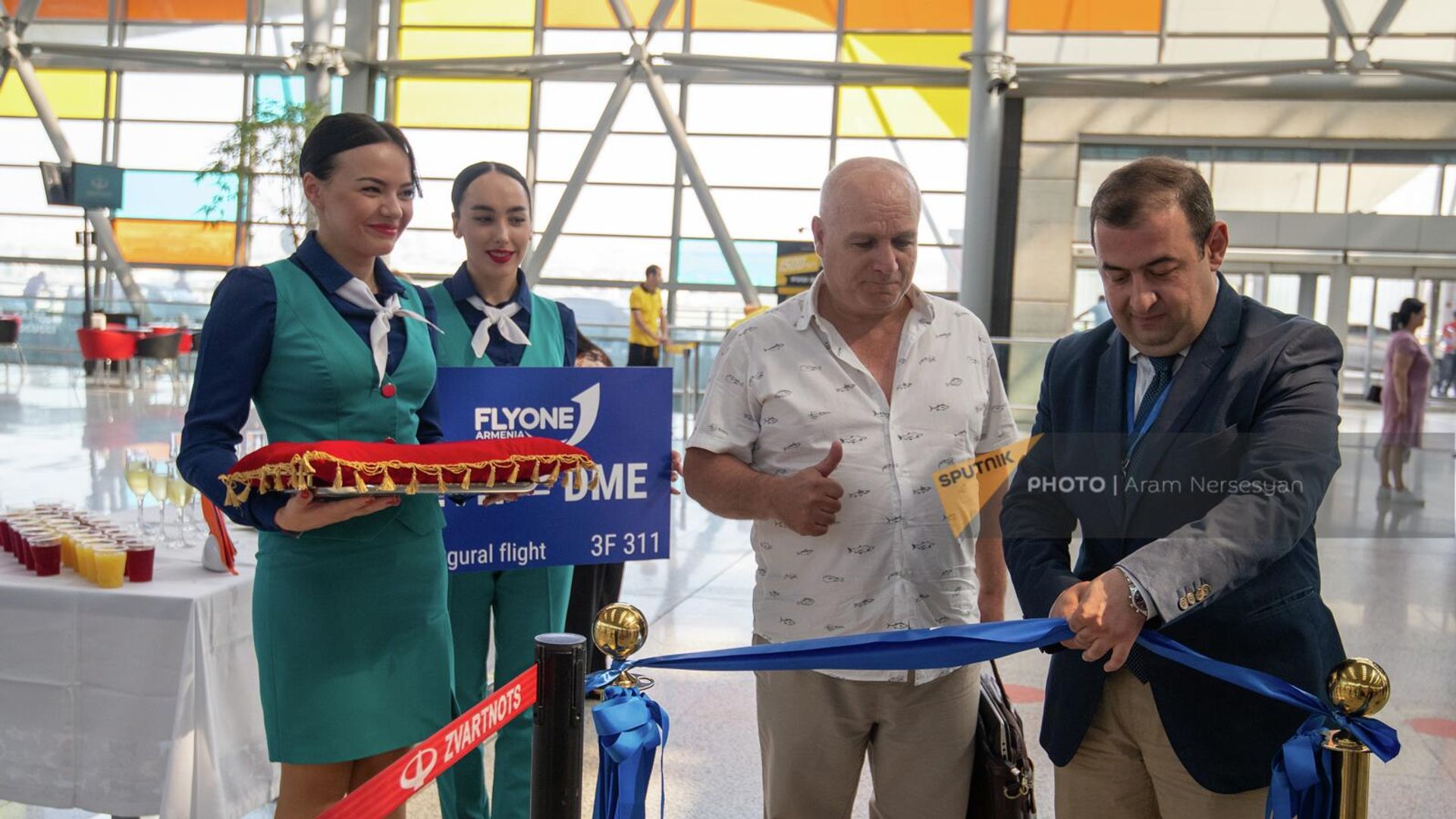 Церемония запуска рейсов из Еревана в Москву авиакомпанией FlyOne Armenia в зале вылета международного аэропорта Звартноц (2 августа 2022). Еревaн Церемония запуска рейсов из Еревана в Москву авиакомпанией FlyOne Armenia в зале вылета международного аэропорта Звартноц (2 августа 2022). Еревaн - Sputnik Армения, 1920, 02.08.2022