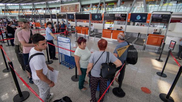 Пассажиры рейса Ереван-Москва в зале вылета международного аэропорта Звартноц (2 августа 2022). Еревaн - Sputnik Армения