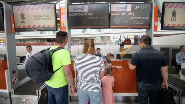 Пассажиры рейса Ереван-Москва в зале вылета международного аэропорта Звартноц (2 августа 2022). Еревaн - Sputnik Армения