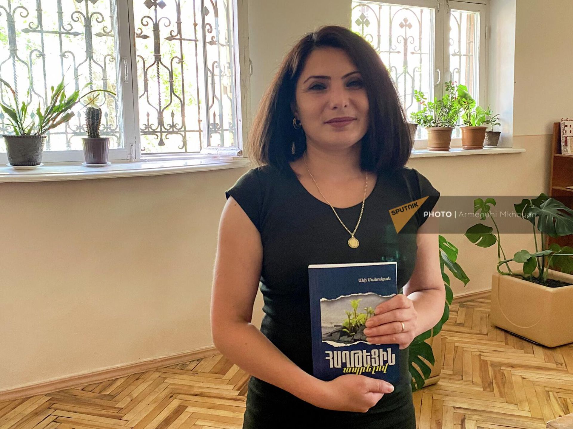 Анаит Гукасян с книгой Победили - живя во время презентации (2 августа 2022). Гюмри - Sputnik Արմենիա, 1920, 02.08.2022