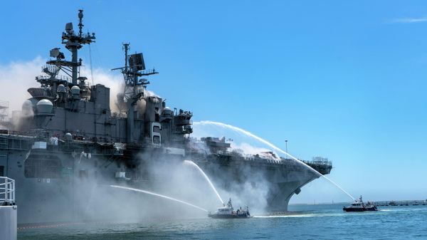 Пожар на борту десантного корабля на базе ВМС США в Сан-Диего - Sputnik Армения