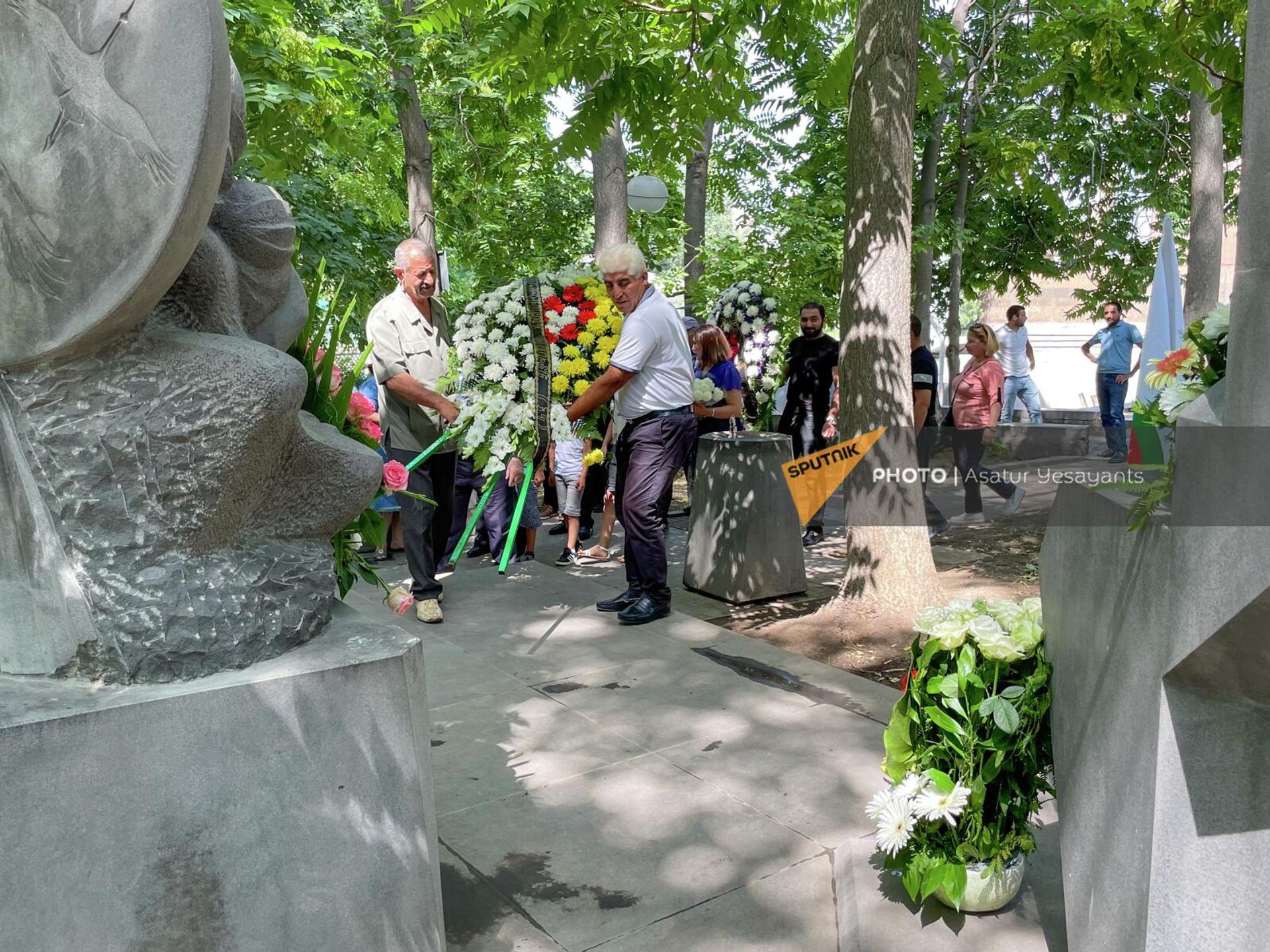 Возложение венков к Памятнику жертвам геноцида езидов в Кольцевом парке (3 августа 2022). Еревaн Возложение венков к Памятнику жертвам геноцида езидов в Кольцевом парке (3 августа 2022). Еревaн - Sputnik Արմենիա, 1920, 03.08.2022
