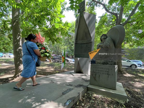 В среду, 3 августа, у памятника жертвам геноцида курды и езиды, живущие в Армении, почтили память невинных жертв геноцида 1915 года, а также геноцида езидов в Синджаре (Шангале) 2014 года. - Sputnik Армения