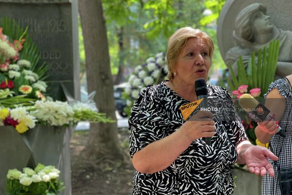 Член комитета Курдистан Женя Амирян выступает на мероприятии около Памятника жертвам геноцида езидов в Кольцевом парке (3 августа 2022). Еревaн - Sputnik Армения