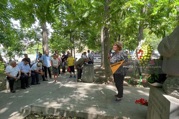 Член комитета Курдистан Женя Амирян выступает на мероприятии около Памятника жертвам геноцида езидов в Кольцевом парке (3 августа 2022). Еревaн - Sputnik Армения