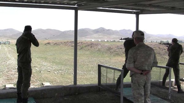 Офицеры управления военной базы ЮВО в Армении сдают нормативы по тактической стрельбе - Sputnik Армения