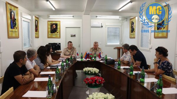 Командующий российским миротворческим контингентом генерал-майор Алейсей Волков провел встречу с представителями общественных и оппозиционных сил Карабаха (4 августа 2022). Степанакерт - Sputnik Армения