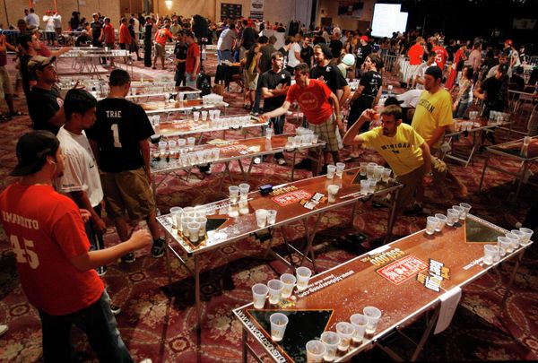 Соревнования World Beer Pong Tour в Атлантик-Сити, штат Нью-Джерси.То, что начиналось как игра с выпивкой, превратилось в общенациональное соревнование и розыгрыш с призовым фондом 25 000 долларов - Sputnik Армения