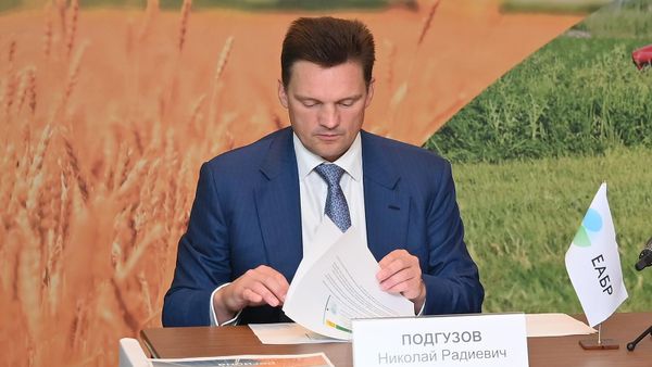 Председатель правления ЕАБР Николай Подгузов на встрече с министром экономики Армении и директором группы компаний Еремян Проджектс (5 августа 2022). Ереван - Sputnik Армения