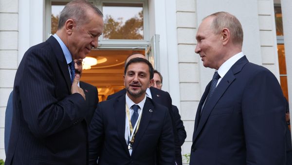 Президенты РФ и Турции Владимир Путин и Реджеп Тайип Эрдоган после завершения встречи (5 августа 2022). Сочи. - Sputnik Армения
