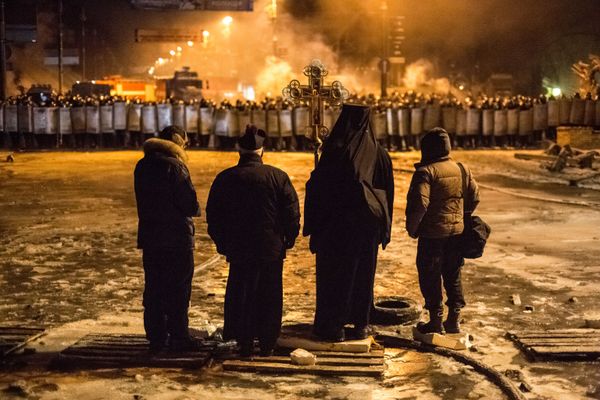 Священнослужители стоят между милицией и оппозицией на нейтральной территории, для предотвращения столкновений - Sputnik Армения