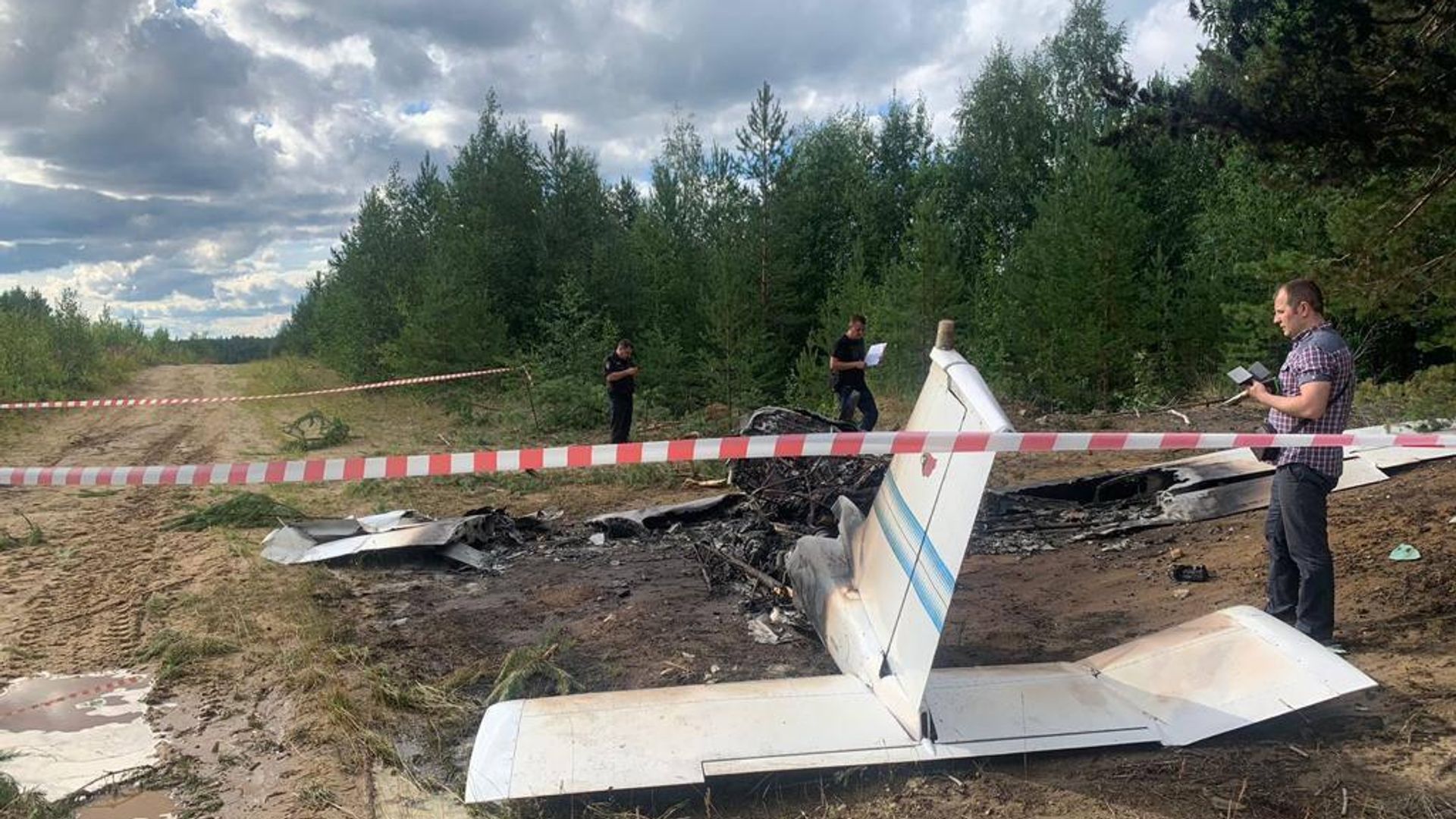 Фрагменты разбившегося легкомоторного самолёта Cessna авиакомпании Восход вблизи Ухты (8 августа 2022). Коми - Sputnik Армения, 1920, 08.08.2022