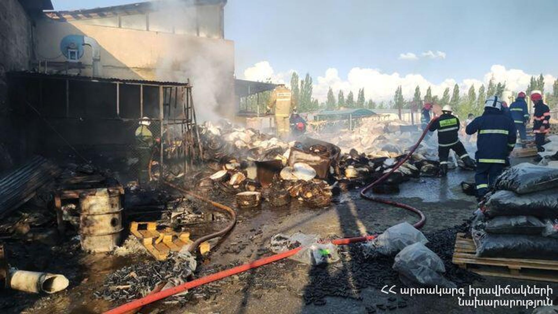 Сотрудники пожарной службы МЧС тушат пожар рядом с ТЦ Ариндж мол (9 августа 2022). Ариндж - Sputnik Արմենիա, 1920, 09.08.2022