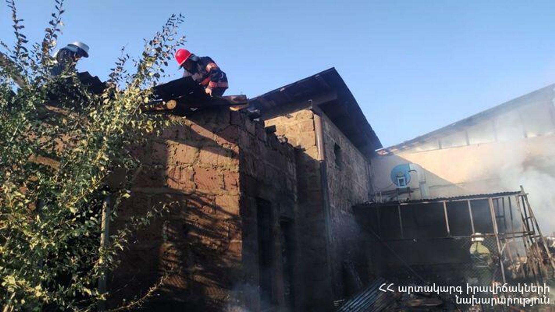 Сотрудники пожарной службы МЧС тушат пожар рядом с ТЦ Ариндж мол (9 августа 2022). Ариндж - Sputnik Արմենիա, 1920, 09.08.2022