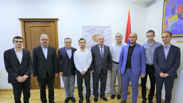 ԿԳՄՍ նախարար Վահրամ Դումանյանը Շախմատի համաշխարհային 44-րդ օլիմպիադայում արծաթե մեդալներ նվաճած ՀՀ տղամարդկանց հավաքականի անդամներին նախարարության ոսկե մեդալներով է պարգևատրել։ - Sputnik Արմենիա