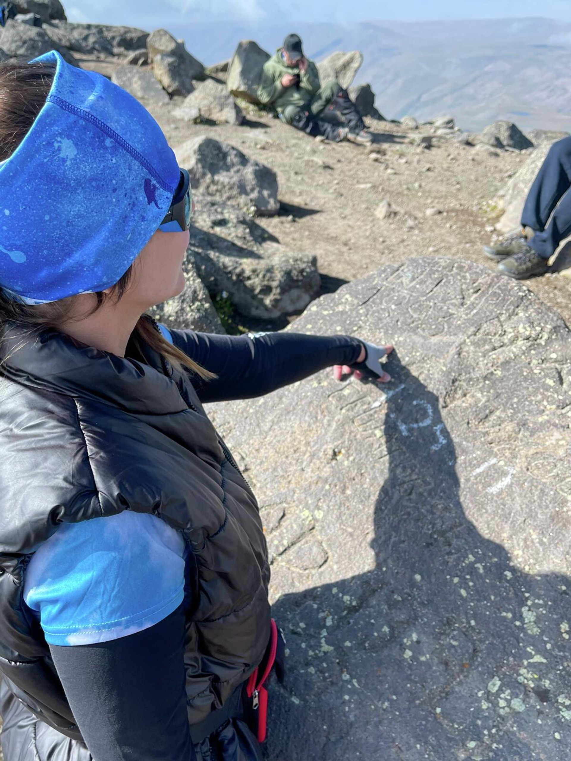 Экспедиция Русского дома на Арагаце обнаружила камень с выгравированной датой подъема Андрея Пастухова на гору - Sputnik Արմենիա, 1920, 12.08.2022