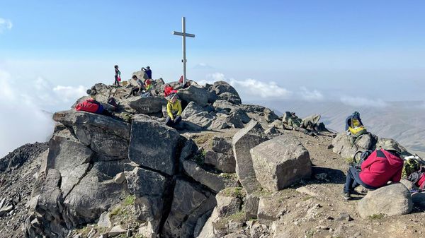 Экспедиция Русского дома на Арагаце обнаружила камень с выгравированной датой подъема Андрея Пастухова на гору - Sputnik Армения