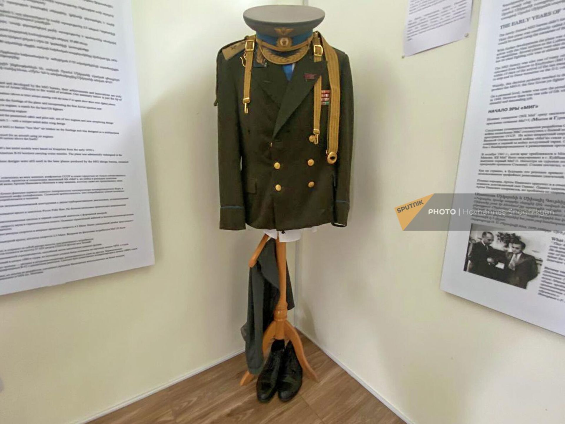 Военная форма Артема Микояна со сшитыми собственноручно погонами генерал-лейтенанта в музее братьев Микоян - Sputnik Армения, 1920, 13.08.2022