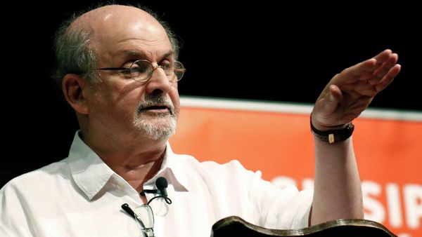 Салман Рушди рассказывает о начале своей писательской карьеры во время Книжного фестиваля в Миссисипи в Джексоне (19 августа 2018). США - Sputnik Армения