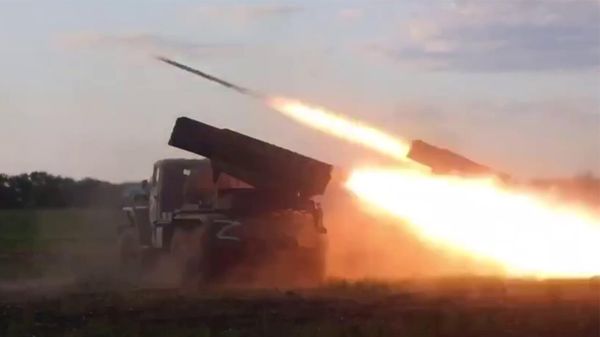 Минобороны РФ сообщило об уничтожении двух украинских взводов реактивных систем залпового огня «Град», трёх артиллерийских взводов орудий «Акация», а также пяти взводов гаубиц Д-30 в населённых пунктах ДНР. - Sputnik Армения