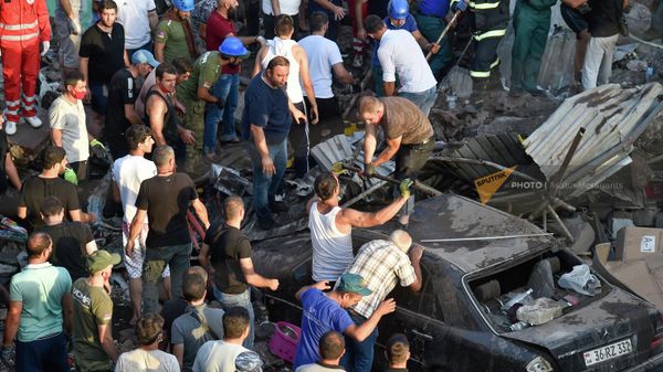 Спасатели и волонтеры на месте пожара в торговом центре Сурмалу (14 августа 2022). Еревaн - Sputnik Армения