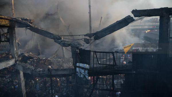 Спасатели и волонтеры на месте пожара в торговом центре Сурмалу (14 августа 2022). Еревaн - Sputnik Армения