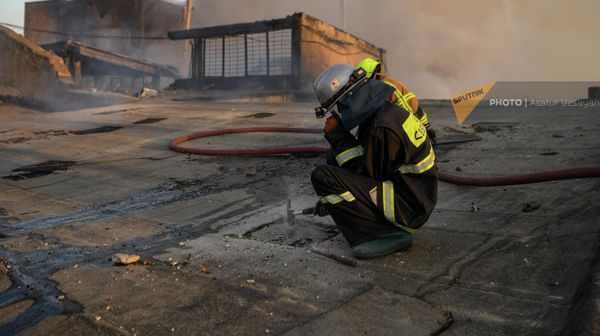 Спасатели и волонтеры на месте пожара в торговом центре Сурмалу (14 августа 2022). Еревaн - Sputnik Армения