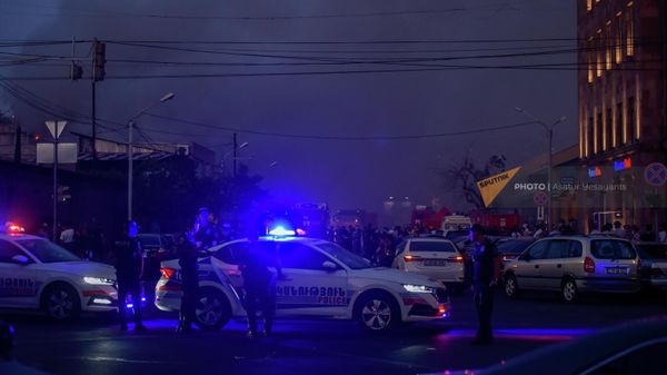 Спасатели и волонтеры на месте пожара в торговом центре Сурмалу (14 августа 2022). Еревaн - Sputnik Армения