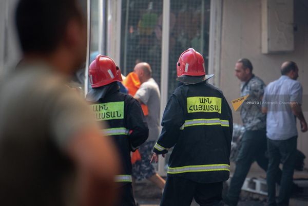 Спасатели на месте пожара в торговом центре "Сурмалу" (14 августа 2022). Еревaн - Sputnik Армения