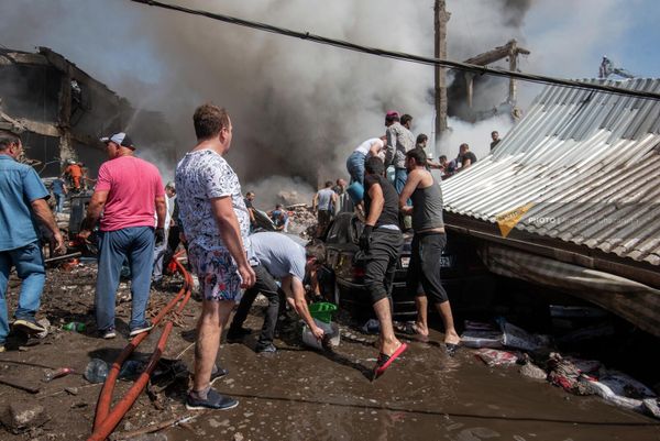 Спасатели и жители района на месте пожара в торговом центре Сурмалу (14 августа 2022). Еревaн - Sputnik Армения