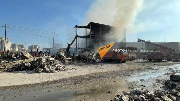 Спасатели работают на месте взрыва торгового центра Сурмалу (15 августа 2022). Еревaн - Sputnik Армения