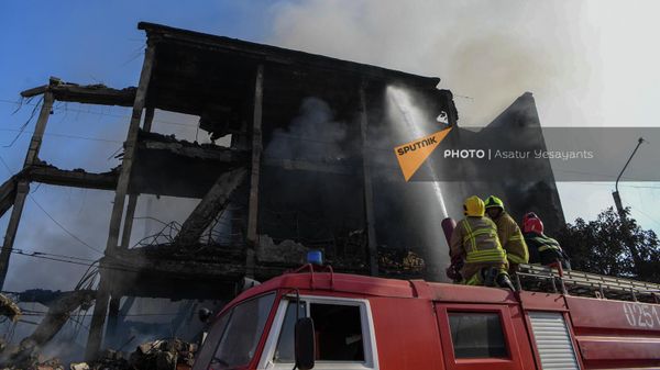Спасатели работают на месте взрыва торгового центра Сурмалу (15 августа 2022). Еревaн - Sputnik Армения