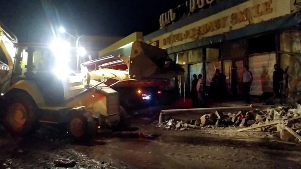 Всю ночь и с раннего утра спасатели и добровольцы продолжают искать людей под завалами в ТЦ Сурмалу - Sputnik Армения